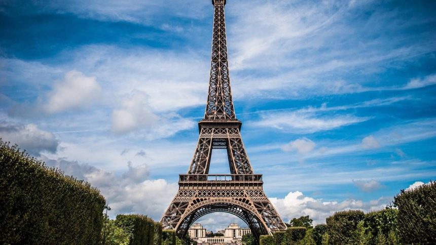 Fire breaks out at Eiffel Tower in Paris, 1200 visitors evacuated