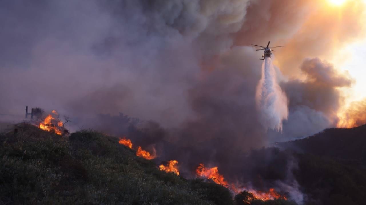 US: Thousands flee as wildfires ravage Los Angeles, worse yet to come US: Thousands flee as wildfires ravage Los Angeles, worse yet to come