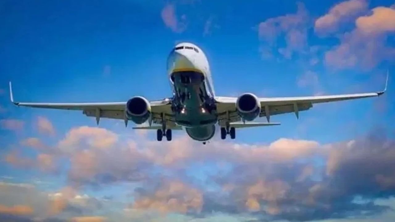 Watch: Passengers, crew jump out of crashed Delta Airlines plane at Toronto Airport Watch: Passengers, crew jump out of crashed Delta Airlines plane at Toronto Airport