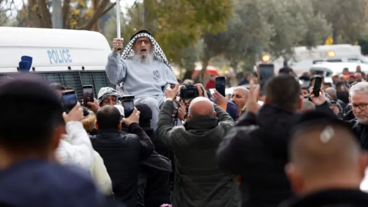 Israel releases Palestinian prisoners after Hamas frees 3 hostages under ceasefire deal Israel releases Palestinian prisoners after Hamas frees 3 hostages under ceasefire deal