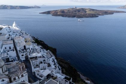 Santorini takes measures as quakes keep shaking famous Greek tourist island