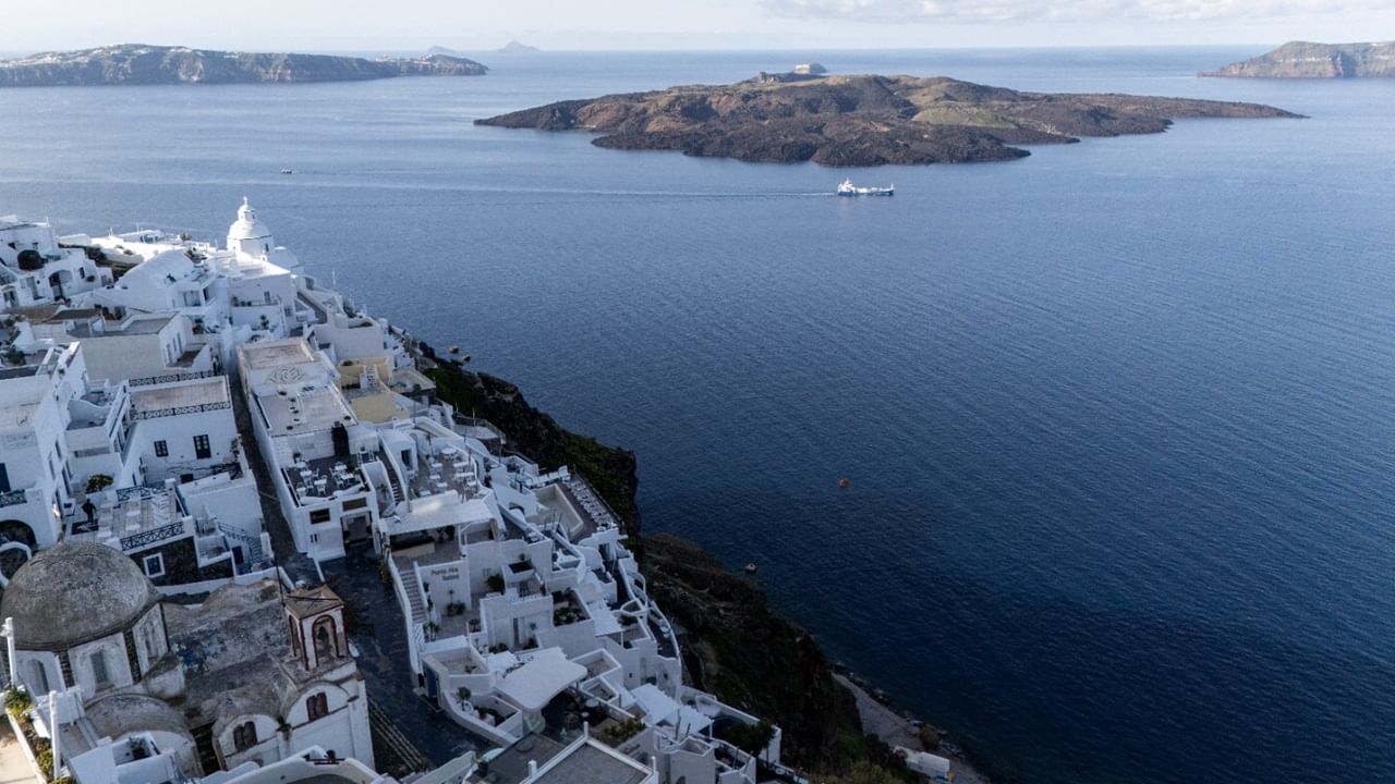Santorini takes measures as quakes keep shaking famous Greek tourist island Santorini takes measures as quakes keep shaking famous Greek tourist island