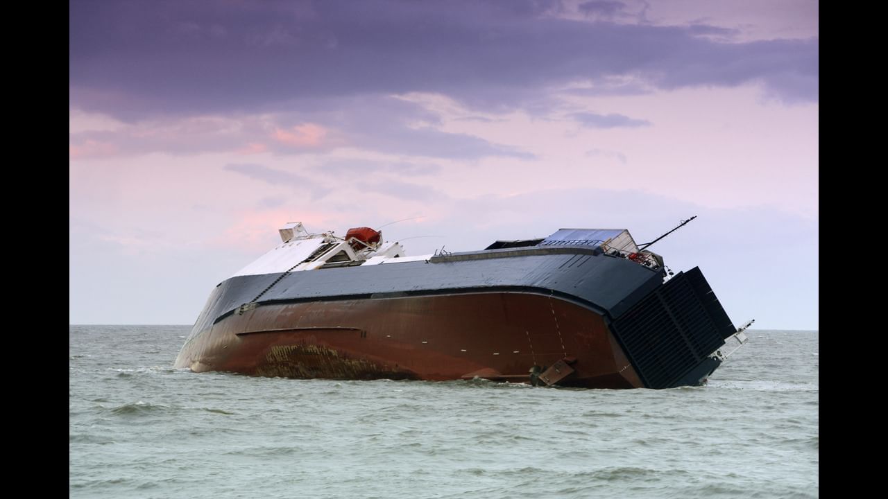 Tourist submarine sinks off Egypt’s coast leaving 6 dead and 9 injured, say officials Tourist submarine sinks off Egypt’s coast leaving 6 dead and 9 injured, say officials