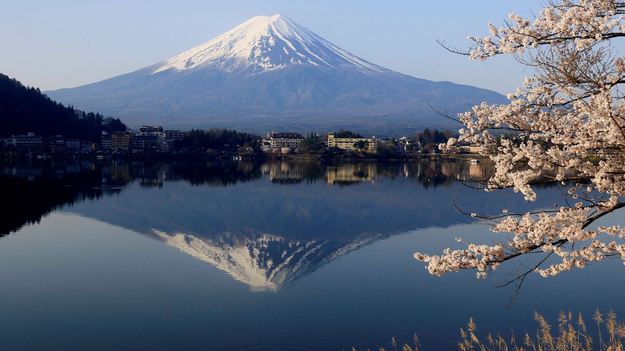 Student rescued twice from Mount Fuji after returning to retrieve lost phone at 12,000 feet Student rescued twice from Mount Fuji after returning to retrieve lost phone at 12,000 feet