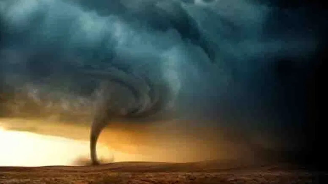 US: At least 16 dead in flooding and tornadoes as storms slash from Texas to Ohio US: At least 16 dead in flooding and tornadoes as storms slash from Texas to Ohio