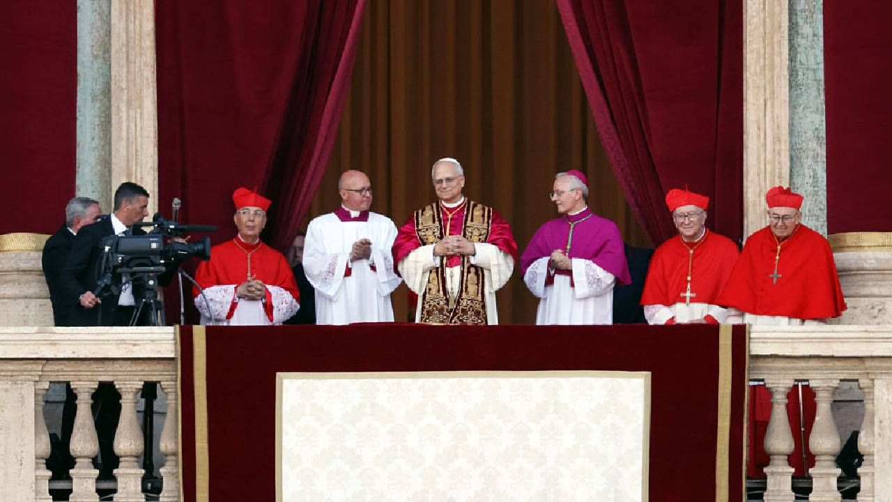 In his first words, Pope Leo XIV says ‘Peace be with you’ In his first words, Pope Leo XIV says ‘Peace be with you’