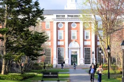 US: Trump administration bars Harvard University from enrolling international students