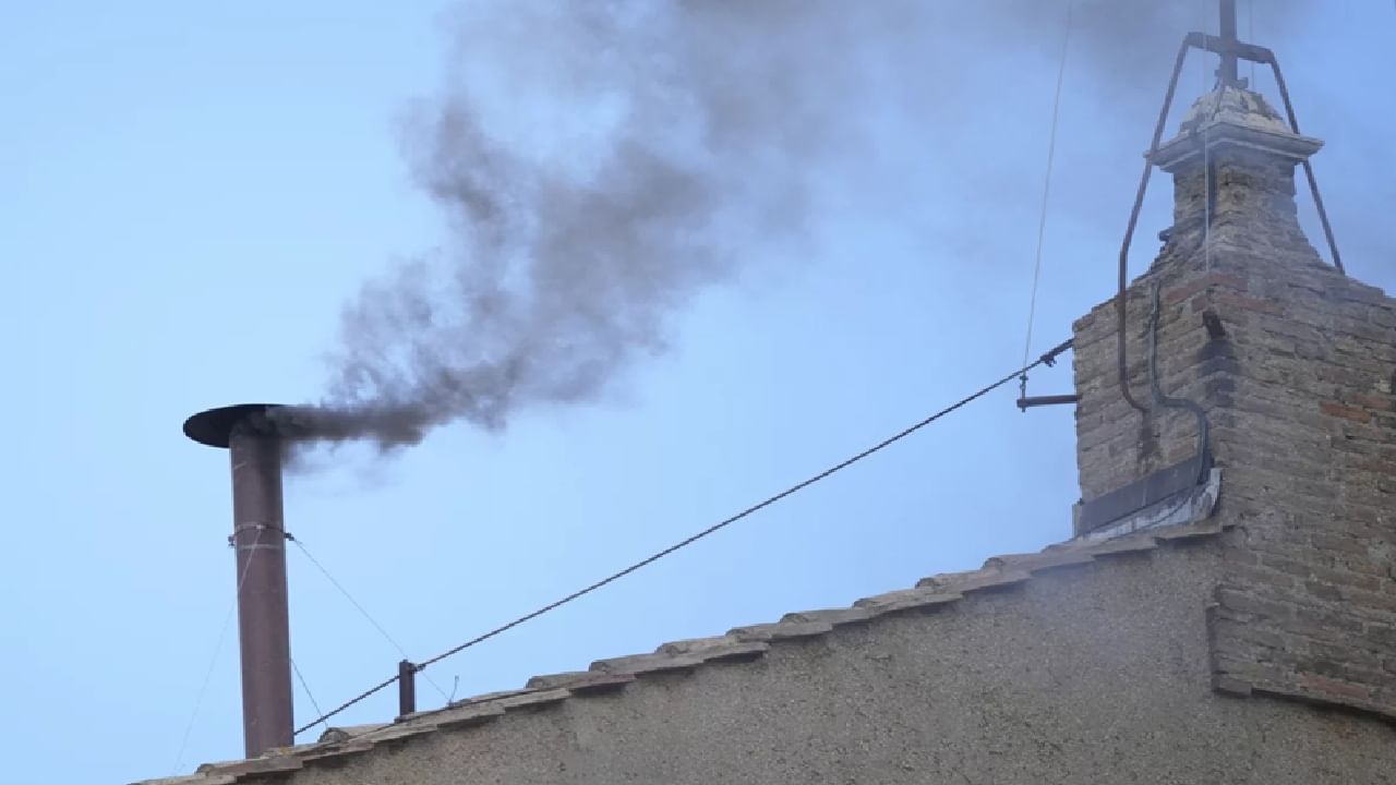 White smoke pours out of Sistine Chapel chimney signalling new pope elected White smoke pours out of Sistine Chapel chimney signalling new pope elected