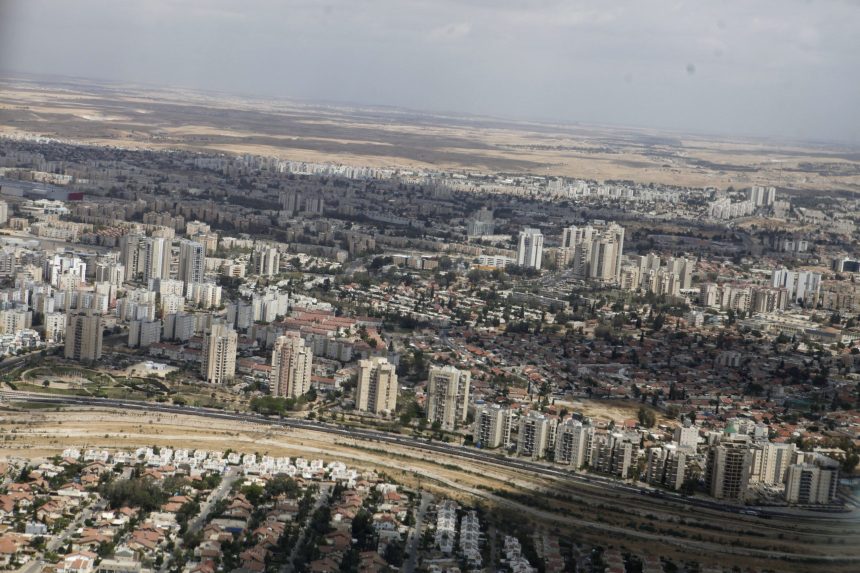 Israel’s emergency services say 4 people killed in Iran’s strike in Beersheba