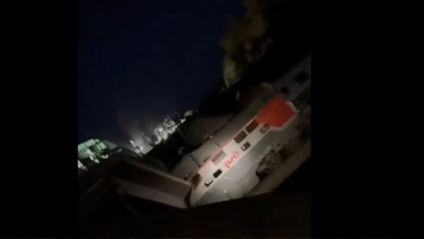 Bridge collapse causes train to derail in Russia, killing at least 7 people