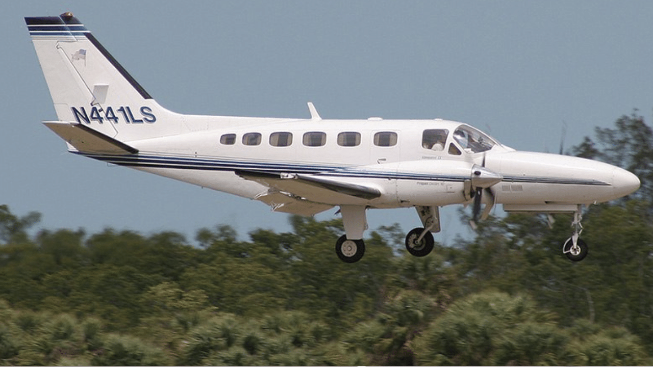 US: Six killed as small plane crashes near Ohio airport shortly after takeoff US: Six killed as small plane crashes near Ohio airport shortly after takeoff